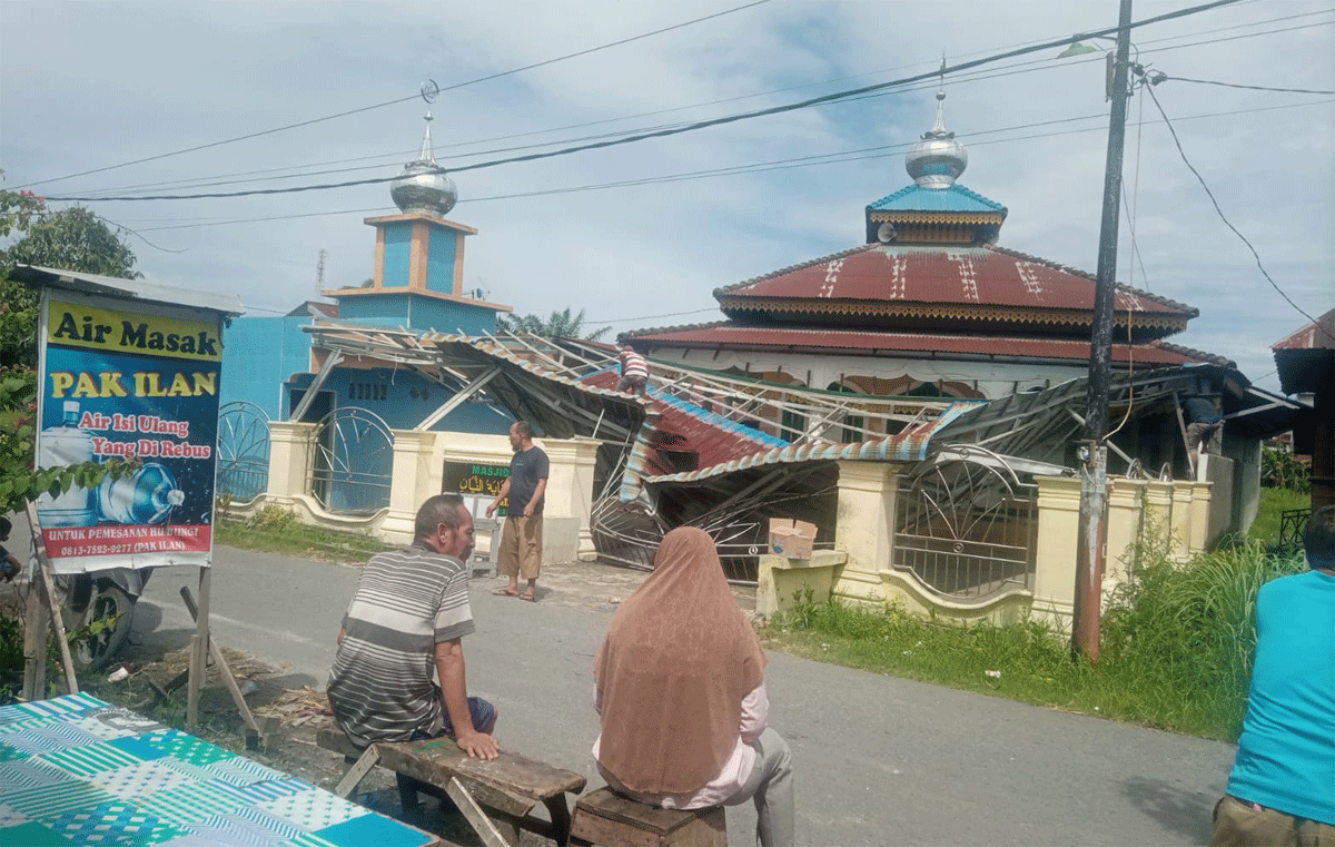 Kanopi masjid rusak seterah ada angin kencang.