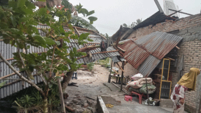 Rumah yang rusak diterjang puting beliung di Serdang Bedagai.