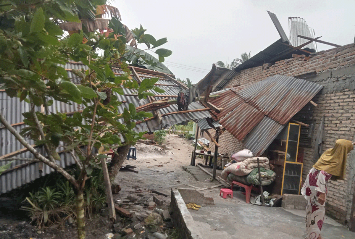 Rumah yang rusak diterjang puting beliung di Serdang Bedagai.