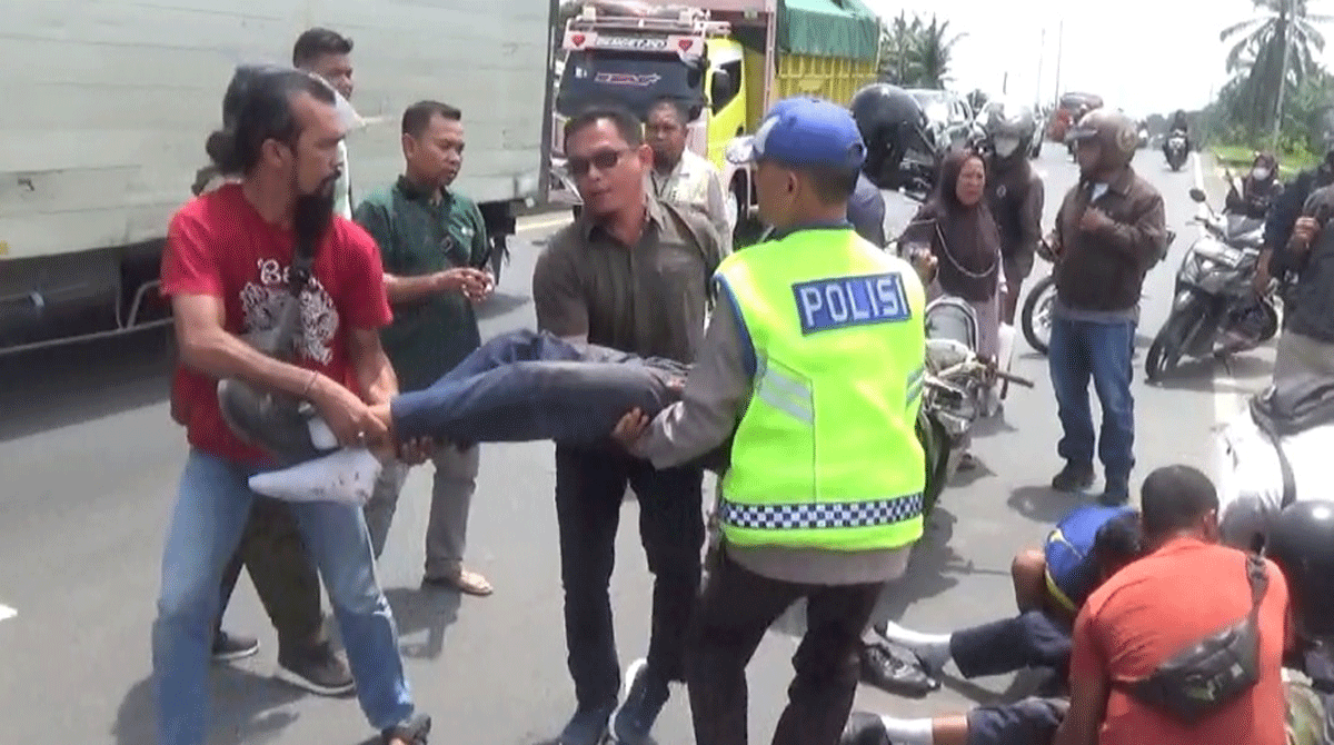 Petugas dan warga evakuasi pelajar yang alami kecelakaan.