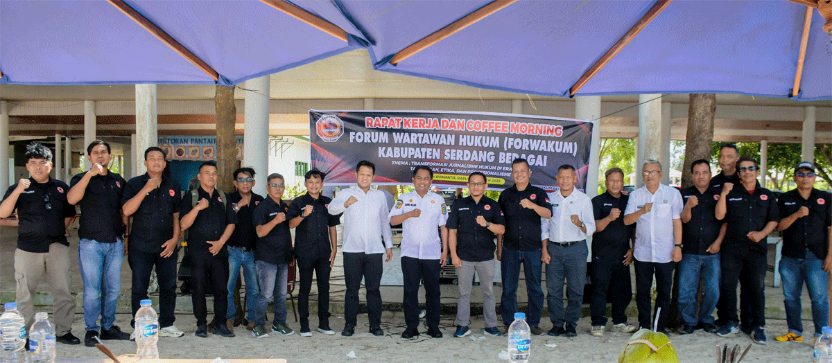 Peserta rakerda foto bersama.