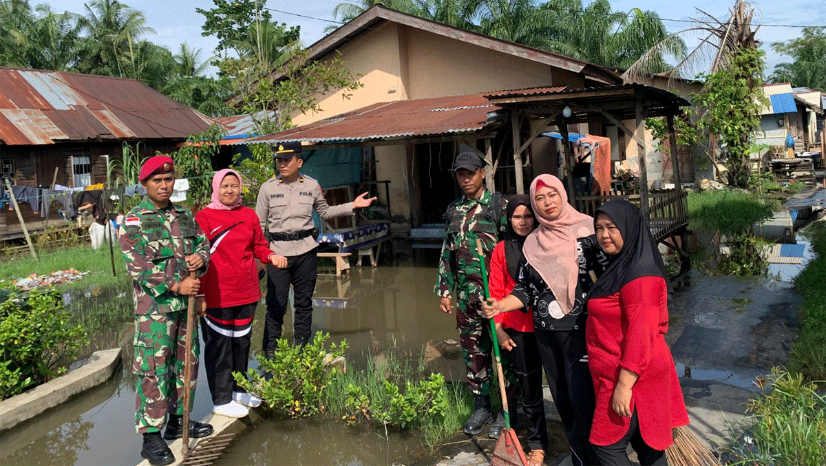 Gotong royong serentak di Desa Pekan Tanjung Beringin.