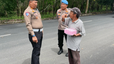 -Satlantas Polres Way Kanan menggelar bansos (bantuan sosial) paket nasi kotak kepada warga yang membutuhkan di Blambangan Umpu, Kecamatan Blambangan Umpu, Jumat (3/10/2025).
