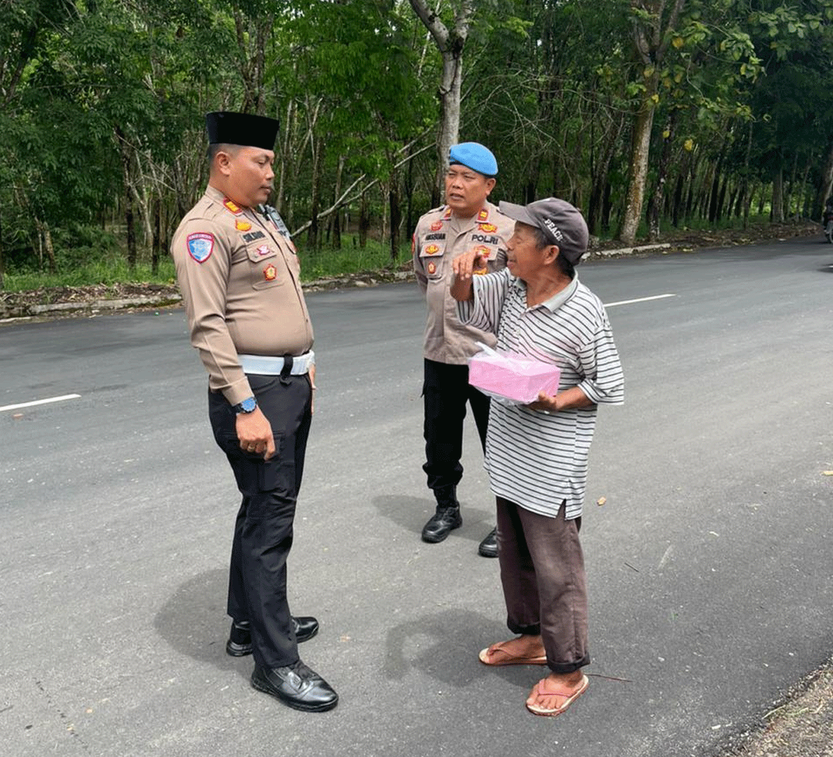 -Satlantas Polres Way Kanan menggelar bansos (bantuan sosial) paket nasi kotak kepada warga yang membutuhkan di Blambangan Umpu, Kecamatan Blambangan Umpu, Jumat (3/10/2025).