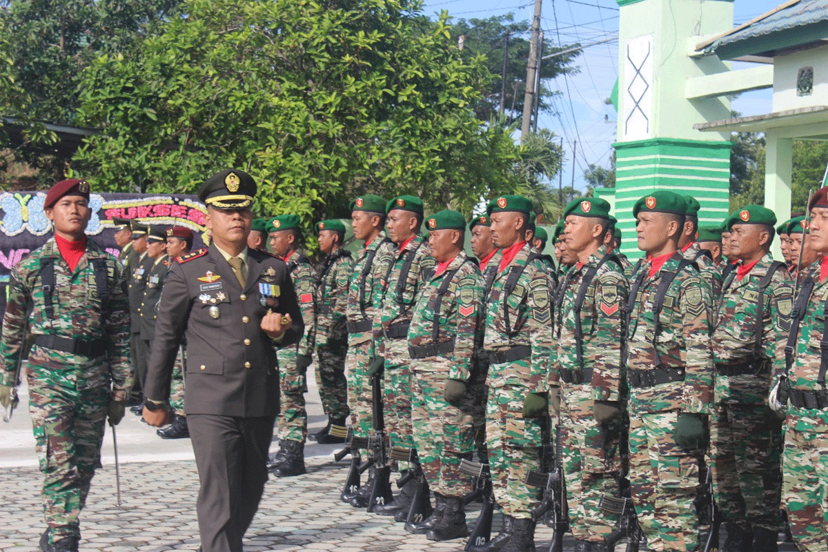 Pemeriksaan barisan peserta upacara HUT TNI di Way Kanan.