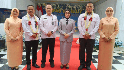 Foto bersama usai serah terima jabatan.