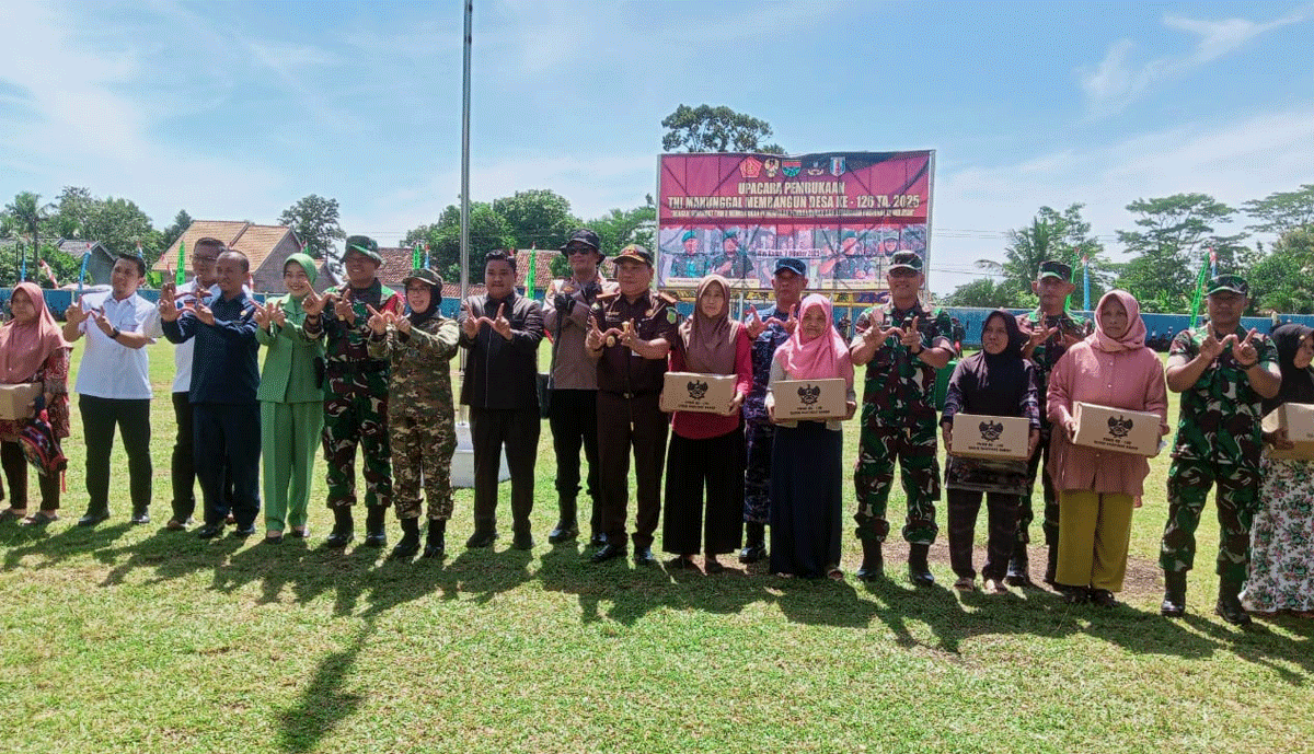 Foto bersama usai pembukaan TMMD.