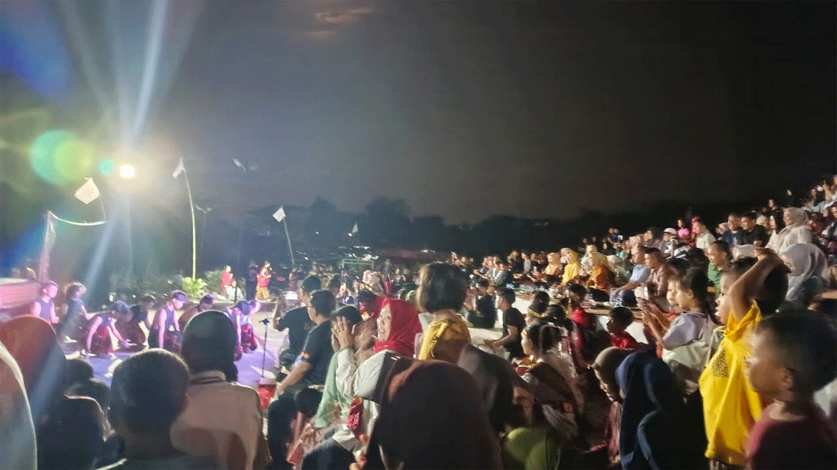 Pertunjukan yang bertajuk Harmoni Tugu II dengan tema seni budaya dalam PETA yang digelar di pelataran Tugu Ryacudu, Rabu (8/10/2025) memukau warga.