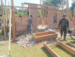 TMMD di Way Kanan, Personel TNI Bangun Rumah untuk Parnen