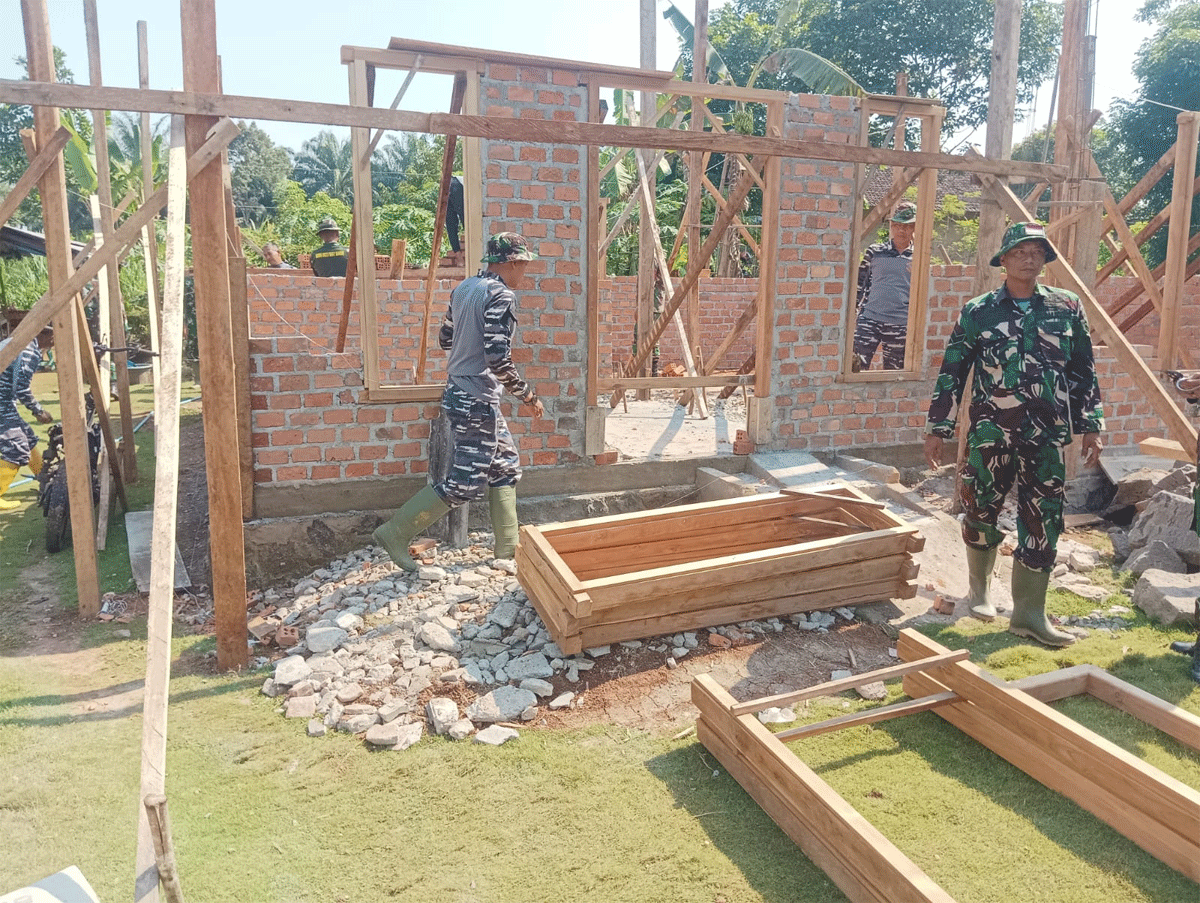 Personel TNI bangun rumah idak layak huni (RTLH) milik Parnen, warga Dusun 1 RT 1 Kampung Sriwijaya