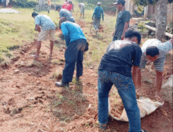 Aparatur Kampung Gistang Gotong Royong Bersama Warga