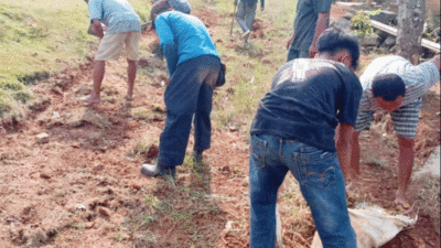 Warga gotong royong di Kampung Gistang.