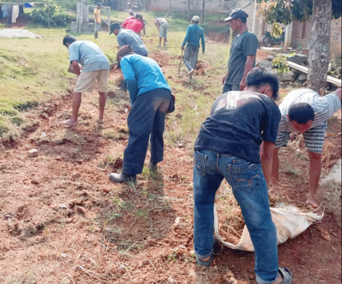 Aparatur Kampung Gistang Gotong Royong Bersama Warga 1 Warga gotong royong di Kampung Gistang.