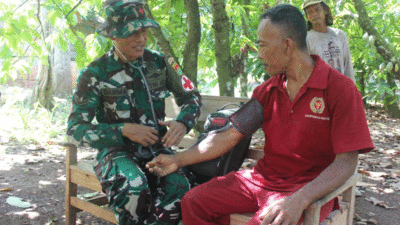 Serda Dharma Periksa Kesehatan Warga yang Ikut Gotong Royong di Rumah Sidin