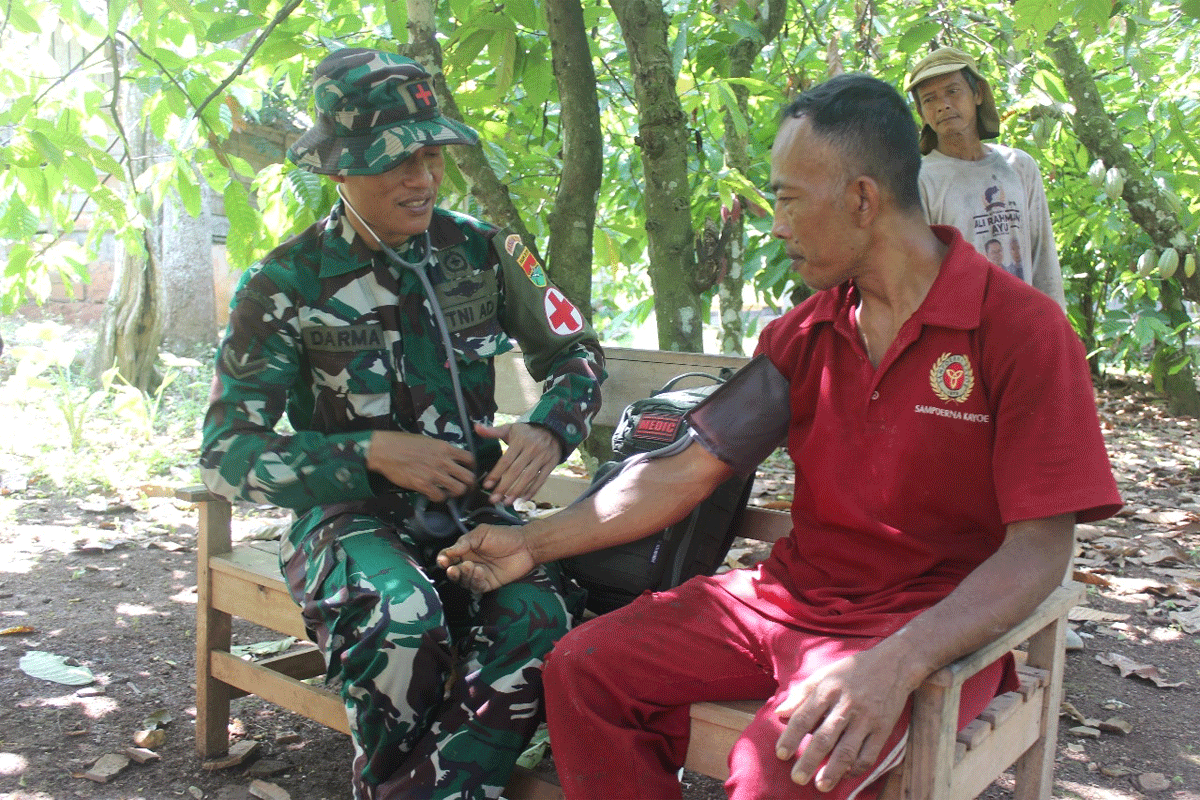 Serda Dharma periksa kesehatan warga yang ikut gotong royong