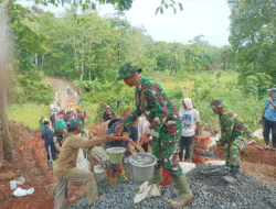 Bersama-sama Cor Jalan di Kampung Sriwijaya, Personel TNI dan Warga Kompak Banget
