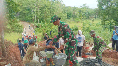 Bersama-sama Cor Jalan di Kampung Sriwijaya, Personel TNI dan Warga Kompak Banget