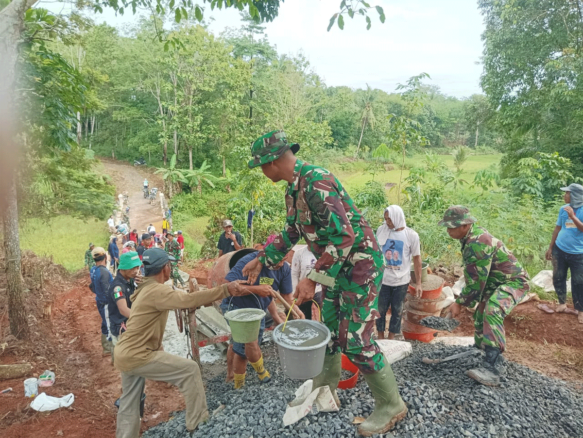 Personel TNI dan Warga Cor Jalan di Kampung Sriwijaya