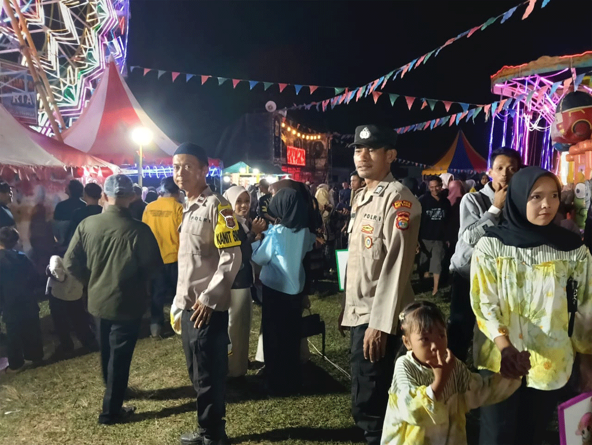 Ciptakan Rasa Aman, Polsek Rebang Tangkas Patroli di Pasar Malam 1 Personel Polsek Rebang Tangkas, Polres Way Kanan, Lampung semakin intens melaksanakan patroli KRYD (kegiatan rutin yang ditingkatkan) pada malam hari.