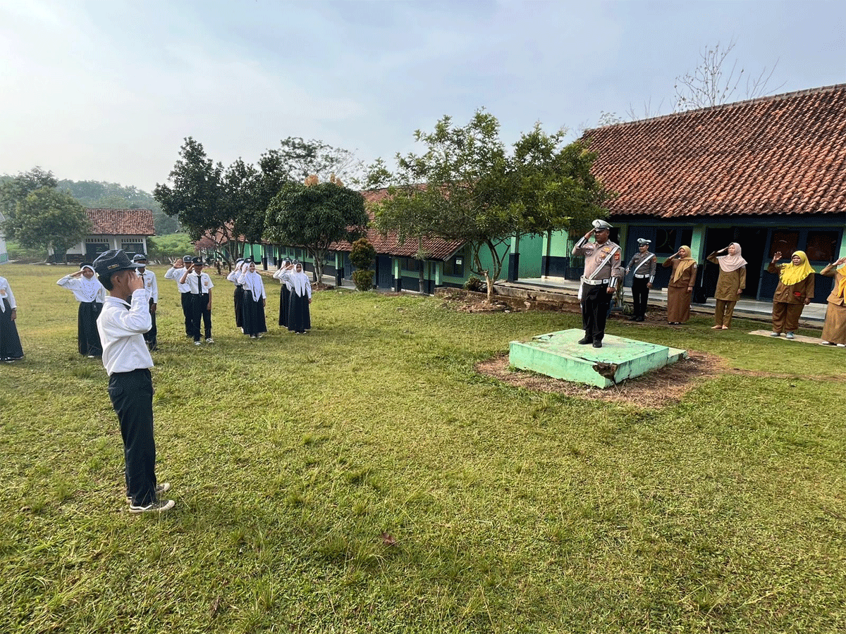 Upacara di sekolah