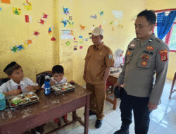Kanit Binmas Polsek Banjit Monitoring Makan Bergizi Gratis di SDN 01 Banjit