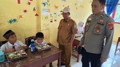 Kanit Binmas Polsek Banjit Monitoring Makan Bergizi Gratis di SDN 01 Banjit