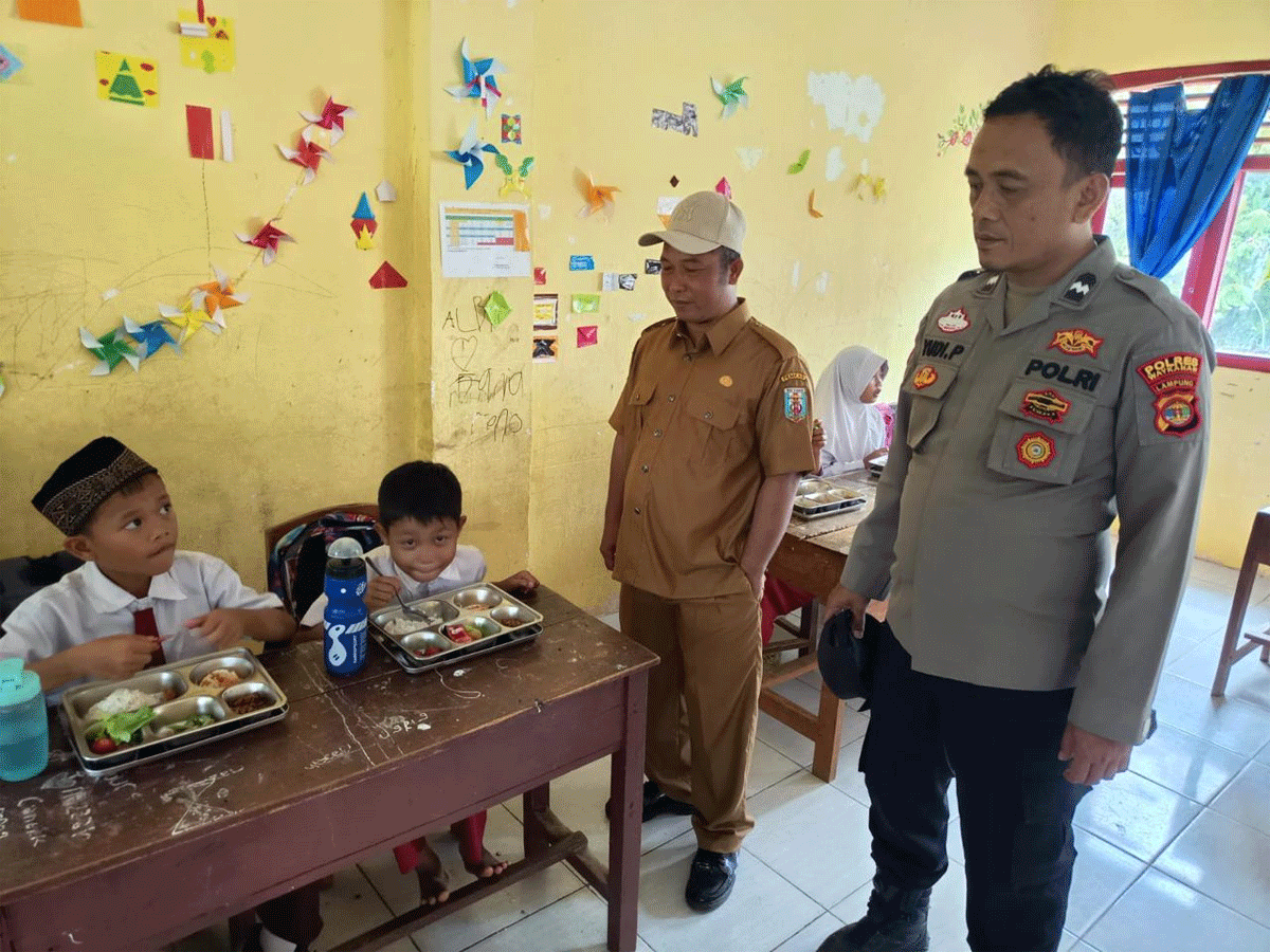 Kanit Binmas Polsek Banjit monitoring terhadap pelaksanaan program makan bergizi gratis (MBG) yang disalurkan kepada para pelajar pada sejumlah sekolah di Kecamatan Banjit, Way Kanan, Selasa (14/10/2025)