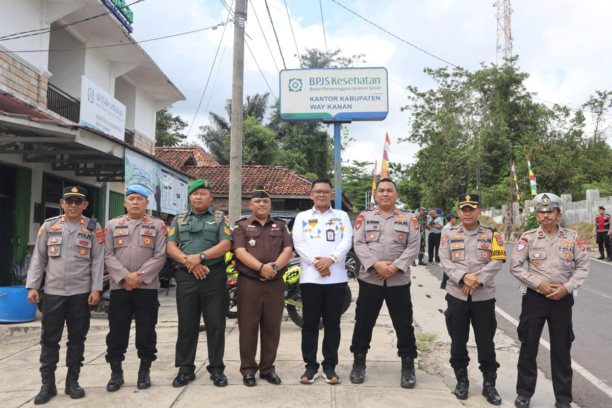 Ketua Tim Penggerak PKK Provinsi Lampung Kunjungi Negeri Baru 1 Petugas dan pejabat yang sambut rombongan PKK Lampung.