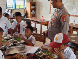 Bhabinkamtibmas Polsek Negara Batin Monitoring MBG di Sejumlah Sekolah