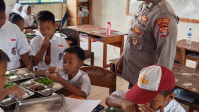 olsek Negara Batin, Polres Way Kanan, Lampung monitoring pelaksanaan program makan bergizi gratis (MBG) yang disalurkan oleh SPPG Negara Batin kepada para pelajar di sejumlah sekolah di Kecamatan Negara Batin, Kamis (16/10/2025)
