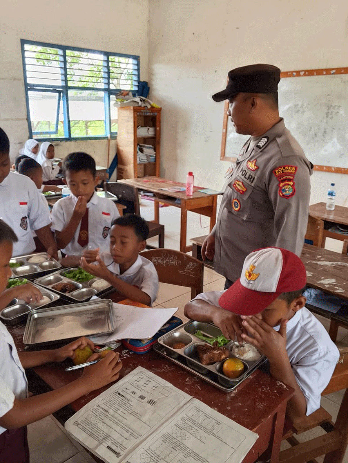 olsek Negara Batin, Polres Way Kanan, Lampung monitoring pelaksanaan program makan bergizi gratis (MBG) yang disalurkan oleh SPPG Negara Batin kepada para pelajar di sejumlah sekolah di Kecamatan Negara Batin, Kamis (16/10/2025)