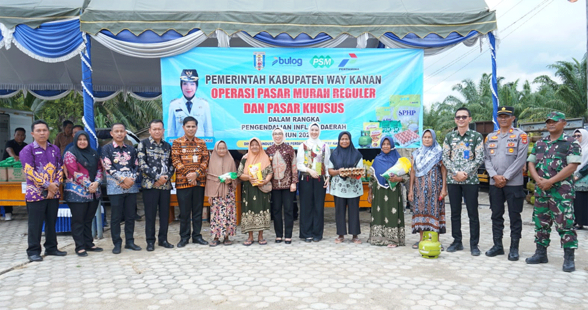 Pemerintah Kabupaten Way Kanan adakan operasi pasar murah bersubsidi di Masjid Al-Hidayah, Kampung Giri Harjo, Kecamatan Bahuga, Kamis (16/10/2025).