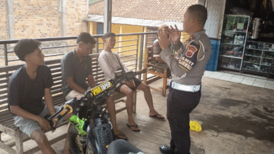 Anggota Polres Way Kanan sapa masyarakat.