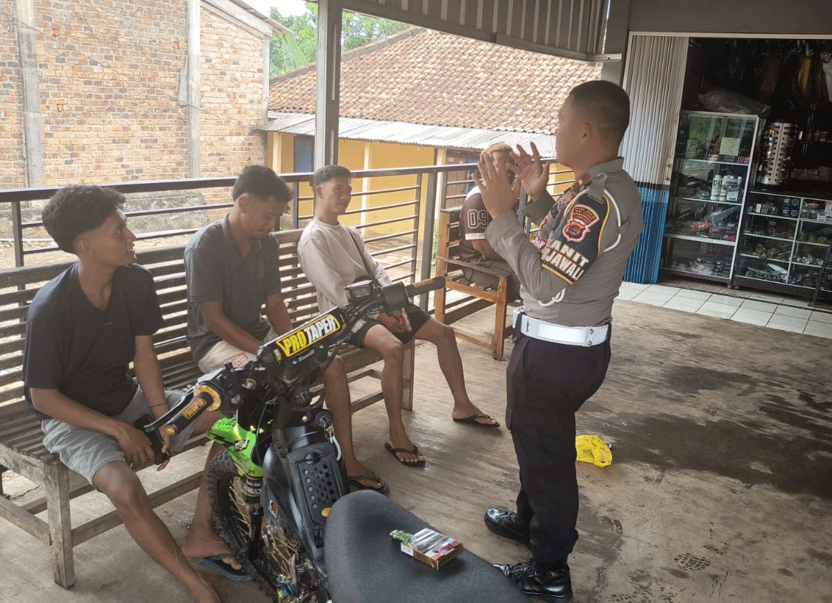 Polantas Sapa Masyarakat, Jangan Lupa Pasang Tali Helm, Bahaya Kalau Lupa 1 Anggota Polres Way Kanan sapa masyarakat.