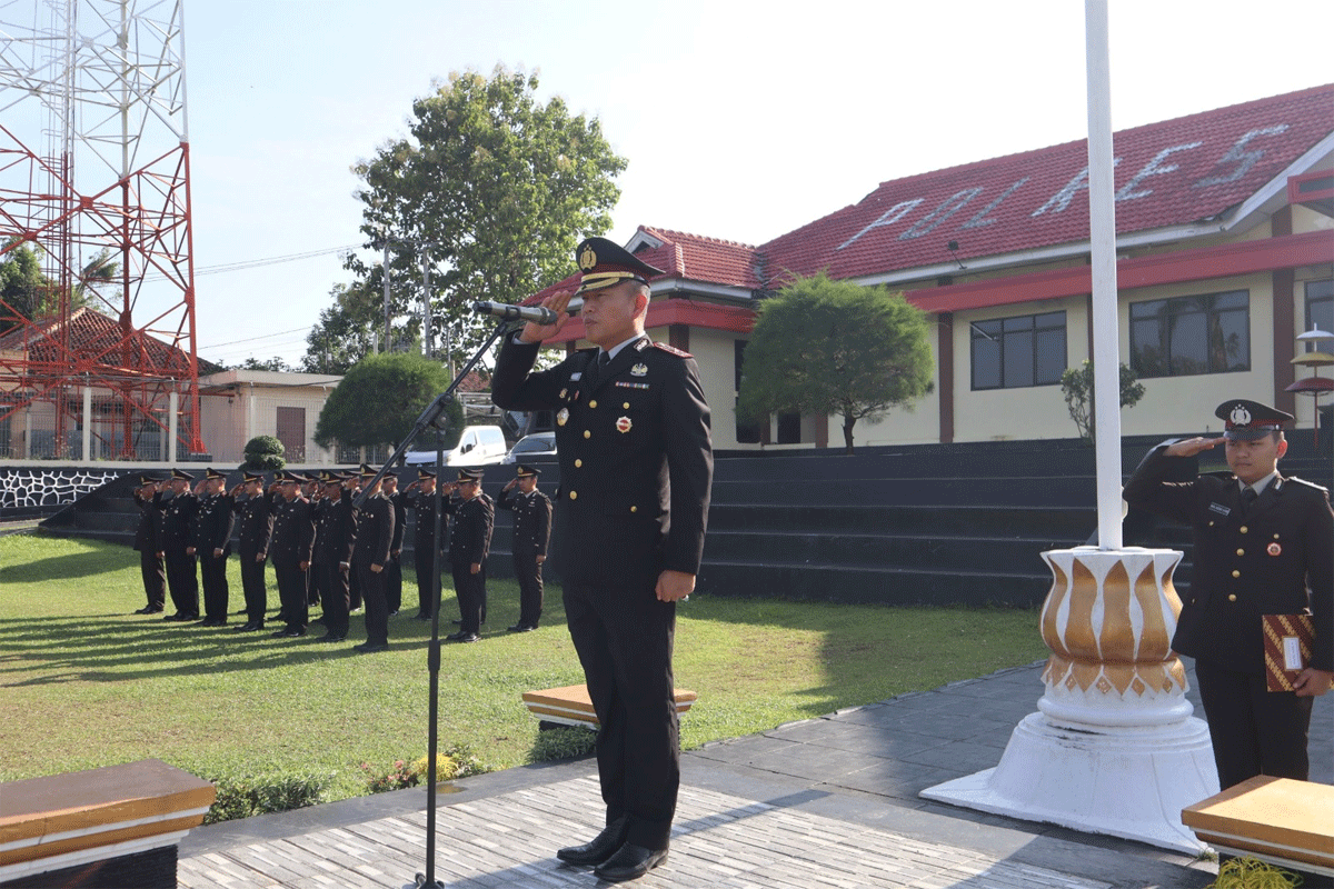 Inspektur upacara Hari Kesaktian Pancasila di Polres Way Kanan.