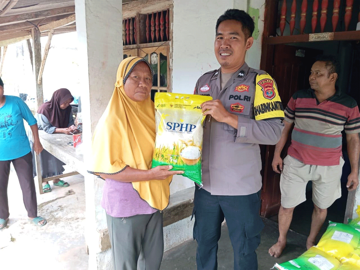 Polsek Blambangan Umpu menggelar gerakan pangan murah (GPM) di Kampung Negeri Bumi Putera, Kecamatan Umpu Semenguk, Kabupaten Way Kanan, Lampung, Sabtu (18/10/2025).