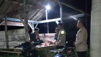 Satuan Binmas Polres Way Kanan bersama Polsek Way Tuba sambangi dan pengecekan pos satkamling (satuan keamanan lingkungan) atau ronda malam di Kampung Sumamukti, Kecamatan Way Tuba, Lampung. Minggu (19/10/2025) dinihari.
