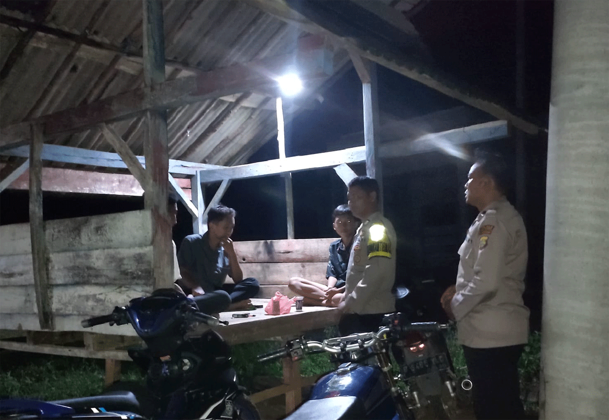 Bro, Kalau Ronda Malam Jangan Kebanyakan Tidur, Ntar Maling Lewat 1 Satuan Binmas Polres Way Kanan bersama Polsek Way Tuba sambangi dan pengecekan pos satkamling (satuan keamanan lingkungan) atau ronda malam di Kampung Sumamukti, Kecamatan Way Tuba, Lampung. Minggu (19/10/2025) dinihari.