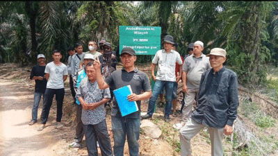 Warga yang menuntut pengembalian hak tanah.