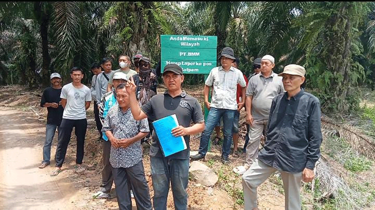 Warga yang menuntut pengembalian hak tanah.