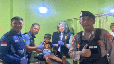 Foto bersama di sela sunat massal.