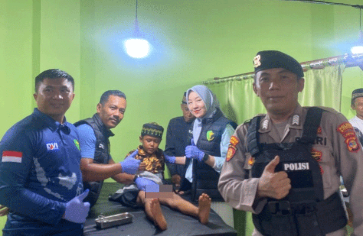 Foto bersama di sela sunat massal.
