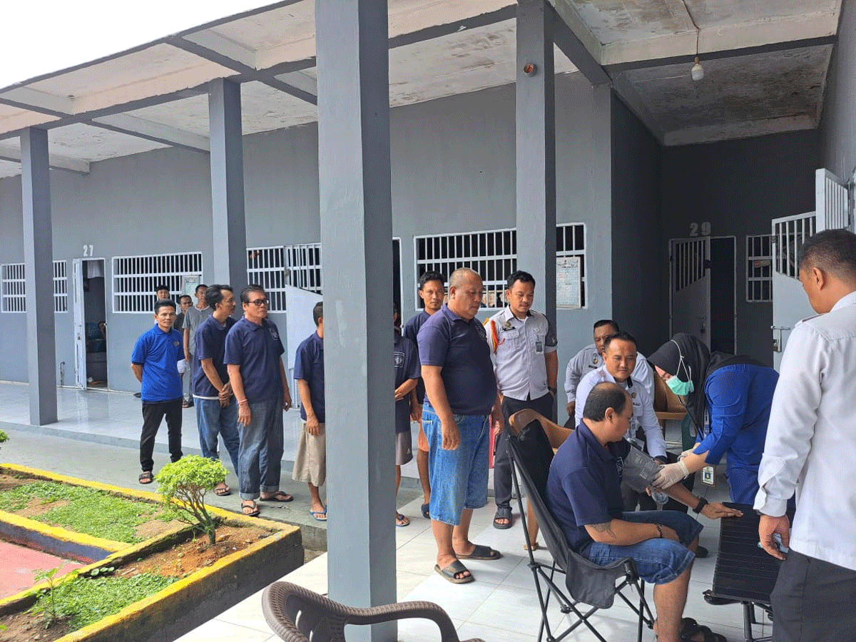 Dalam menjaga dan memantau kondisi kesehatan, tim medis Lapas Way Kanan periksa kesehatan di blok hunian warga binaan, Selasa (21/10/2025).