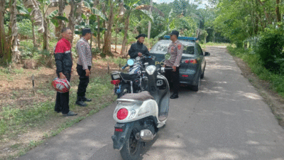 Polisi patroli di pemukiman warga.