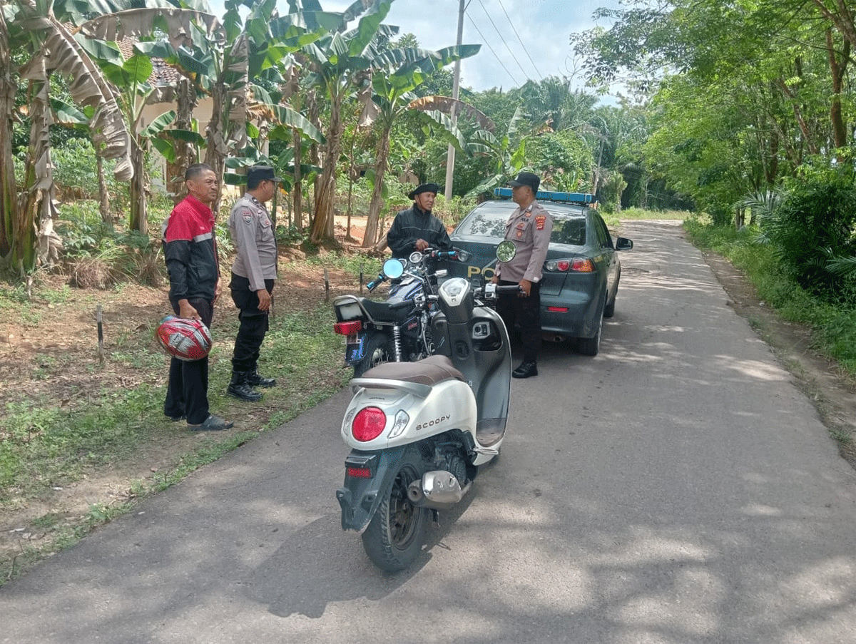 Polisi patroli di pemukiman warga.