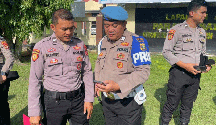 Seksi Propam Polres Way Kanan melaksanakan penegakan ketertiban dan kedisiplinan dan mitigasi pelanggaran disiplin setelah usai pelaksanaan terhadap personel di mako polres, Jumat (24/10/2025).