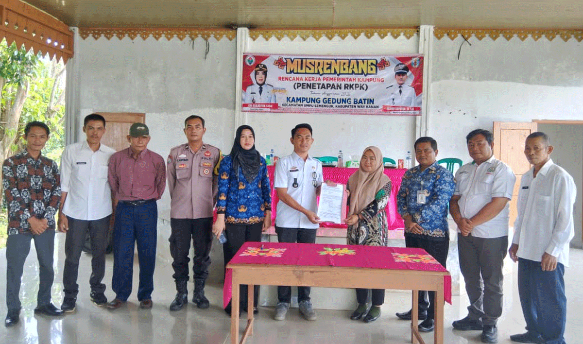 Desa Gedung Batin Adakan Musrenbang, Keterbatasan Anggaran Jadi Perhatian 1 Foto bersama di sela musrenbang.