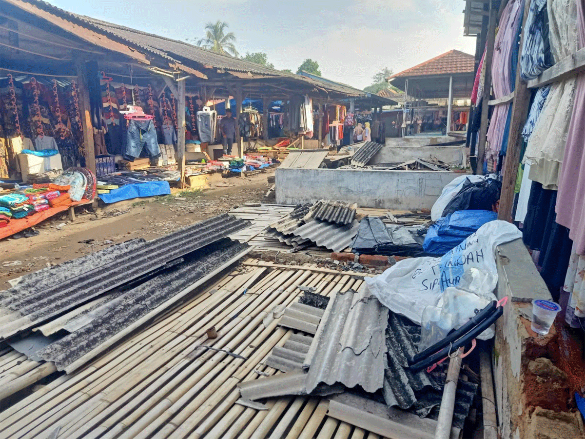 Kios yang ambruk di pasar inpres.