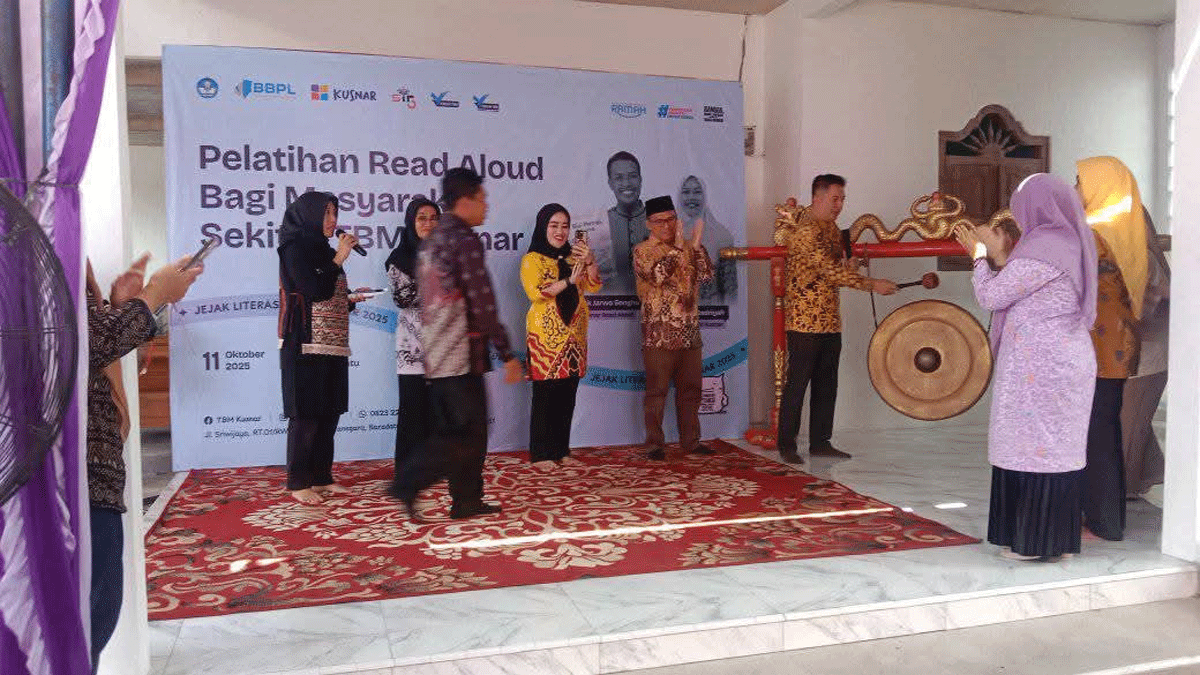 Hadirkan Tri Sujarwo, Taman Bacaan Masyarakat Kusnar Adakan Pelatihan Membaca Nyaring 1 Pembukaan pelatihan.