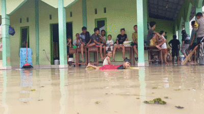 Warga Dusun V Desa Pematang Ganjang terdampak banjir bertahan di musala.
